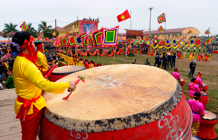 Màn trống hội do phụ nữ Đọi Sơn thực hiện khiến không khí lễ hội càng trở nên náo nhiệt.