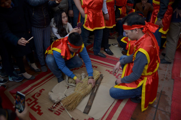 Trong đó, bộ kéo lửa là những chiếc bùi nhùi được bện bằng rơm, thanh tre già và que giang đánh lửa.