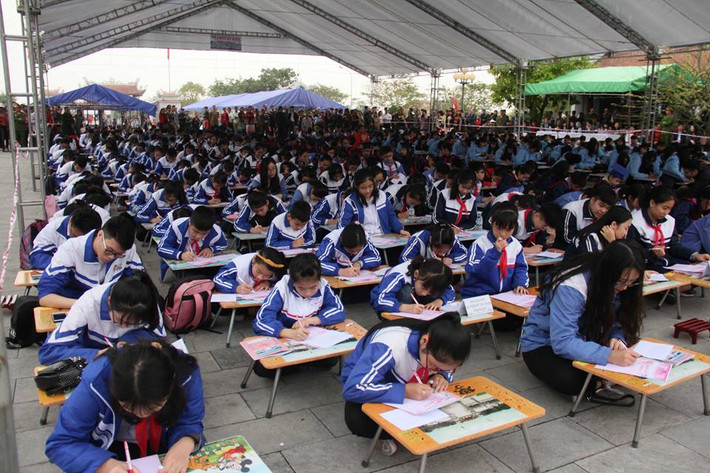 Tham dự lễ hội khai bút xuân Mậu Tuất 2018 hầu hết đều là các em học sinh giỏi đại diện đông đảo học sinh thành phố dự lễ hội khai bút năm nay đến từ các trường THPT chuyên Trần Phú, THPT Thái Phiên, THPT Ngô Quyền, THCS Hồng Bàng, THCS Lý Tự Trọng..