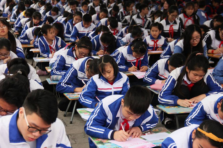 Các bài khai bút sau đó được đội tế lễ dâng lên trước lư hương Trung thiên và trình tấu tới các vị tiên đế của triều Mạc.