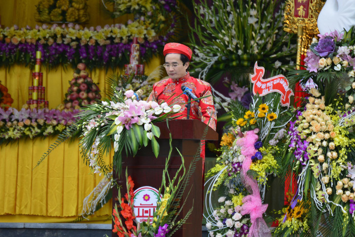 Chủ tịch UBND TP Uông Bí, ông Nguyễn Anh Tú đọc diễn văn khai hội.