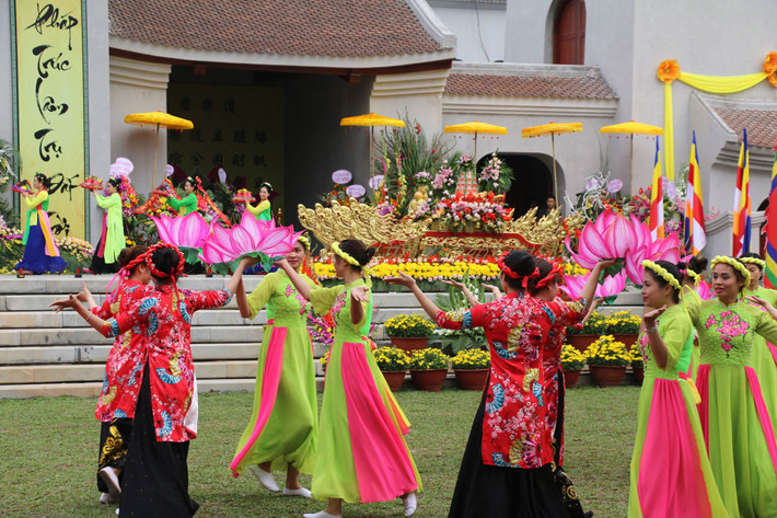 Trong khuôn khổ lễ hội diễn ra nhiều hoạt động văn hóa nghệ thuật như chọi gà, trò chơi kéo co, ném còn, biểu diễn nghề thêu thủ công, các điệu múa truyền thống của người đồng bào dân tộc Dao Thanh Y tại Yên tử; biểu diễn nghệ thuật múa rồng, lân, võ thuật cổ truyền...