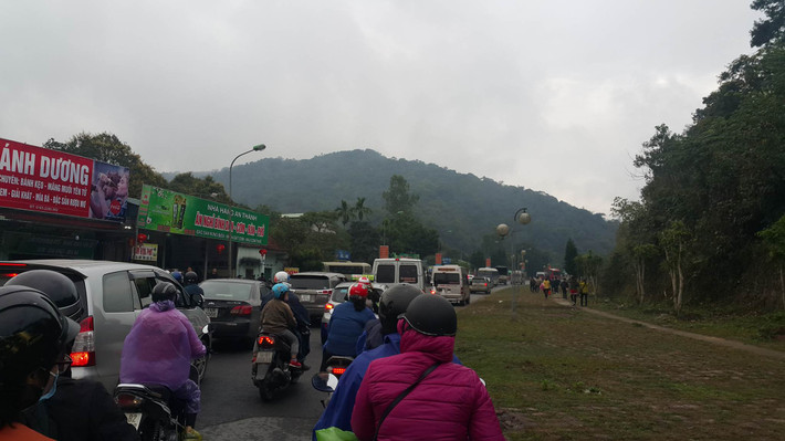 Mặc dù năm nay ban tổ chức đã có nhiều sự chuẩn bị kĩ lưỡng nhất là về mặt giao thông đường lên non thiêng, thế nhưng theo ghi nhận của PV Kiến Thức, con đường từ QL 18 vào trung tâm Yên Tử ùn tắc kéo dài đến vài km.