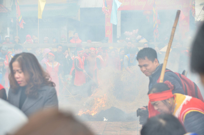 Sân đình làng Thị Cấm nghi ngút khói trong lễ hội thổi cơm thi.