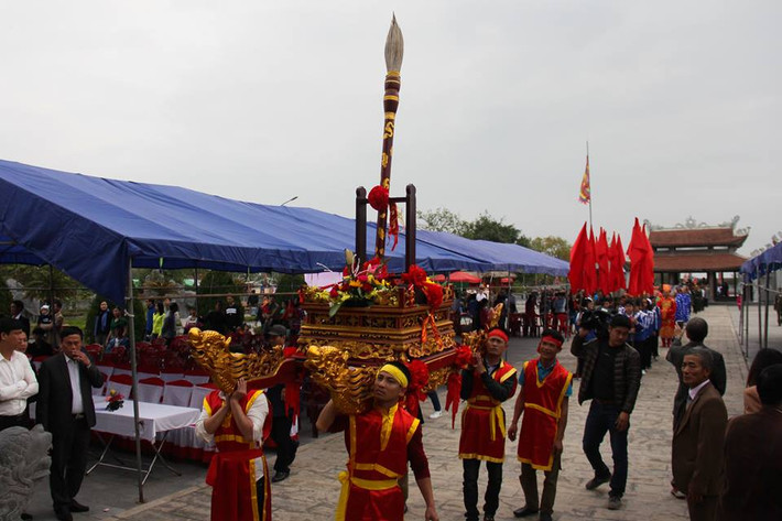 Ngày 21/2, tại Khu tưởng niệm các vua nhà Mạc (Ngũ Đoan, huyện Kiến Thụy, TP Hải Phòng), khoảng 500 học sinh giỏi toàn thành phố đã tham dự Lễ hội khai bút Xuân Mậu Tuất 2018.