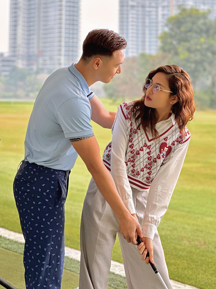 Còn đối với Mạnh Trường, đây là phim đầu tiên anh có cảnh môi chạm môi với bạn diễn từ phần đầu phim. Lúc đọc kịch bản, anh thấy thú vị và tự hỏi ra hiện trường, họ sẽ nhập vai thế nào. Ông bố ba con vui trước phản hồi tốt của khán giả dành cho sự kết đôi của anh và Thùy Anh. Nam diễn viên nhớ mãi kỷ niệm được khán giả nhắc về chăm con, trong lúc đang quay cảnh bị Thùy Anh “cưỡng hôn”.