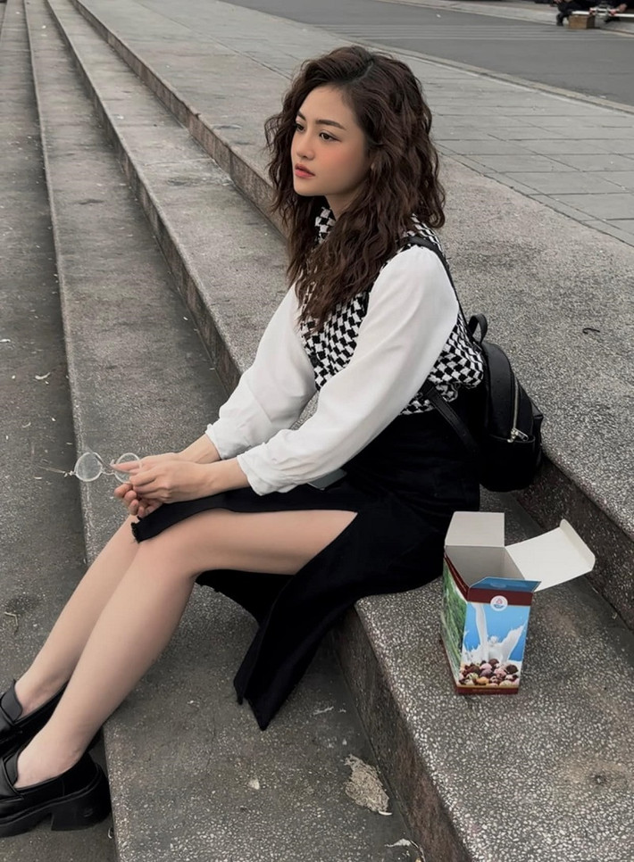 "Đừng nói khi yêu" đang tiến dần về kết thúc trên màn ảnh, cũng là giai đoạn cuối trên phim trường. Sau mấy tháng gắn bó với gia đình của “bố” Đức Khuê, “mẹ” Tú Oanh, “người yêu” Mạnh Trường” và “bạn thân” Đình Tú, Thùy Anh cảm thấy bồi hồi khi đọc kịch bản và quay những tập cuối.