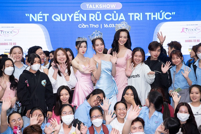 Đến với phần chơi trò chơi trong buổi giao lưu, không khí hội trường lúc này thoải mái gần gũi hơn khi hai nàng hậu Mai Phương - Bảo Ngọc đọ tài bắn rap cực mượt trong một thử thách bất ngờ của chương trình. Top 3 Miss World Vietnam 2022 còn được giao trọng trách làm Ban giám khảo cho thử thách catwalk của các bạn sinh viên tài năng, duyên dáng.