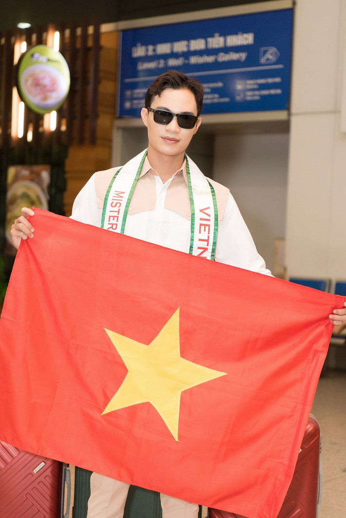 Theo tiết lộ từ phía ê-kíp, nam người mẫu trẻ mang theo hơn 70kg hành lý để “chinh chiến” tại cuộc thi. Trong đó, trang phục dân tộc nặng khoảng gần 25kg.