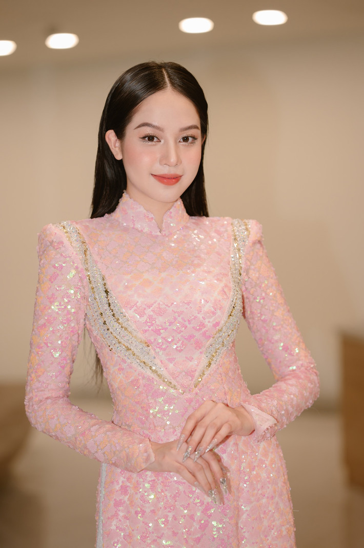 Đương kim Hoa hậu Việt Nam 2022 được khen ngợi nhan sắc hoàn hảo, sắc nét hơn. Đặc biệt Thanh Thủy gây chú ý với gương mặt thanh thoát, chiếc mũi cao vút.