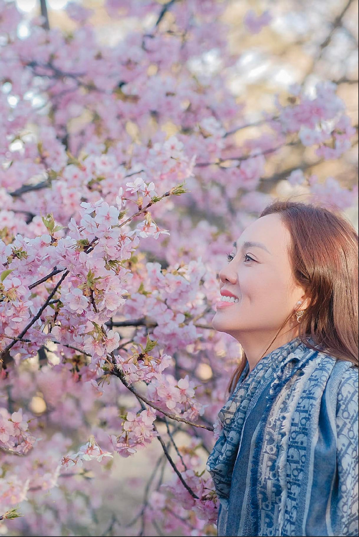 Ngọc Hà bày tỏ: "Nếu tôi than thở tôi khổ quá, tôi nghèo quá. Như vậy, là tôi đang lan toả năng lượng tiêu cực đến mọi người. Hà cớ gì tôi phải làm điều đó khiến mọi người mệt mỏi vì mình! Còn khi tôi up những bức ảnh vui tươi, rạng rỡ và đầy hạnh phúc sẽ có người đi comment dạo, đá đểu tôi và cả anh Lý. Người dưng tôi không nói nhưng lại là chính người quen biết. Và thậm chí còn có một số chắc họ mong anh Lý và tôi cứ mãi bị vùi dập".