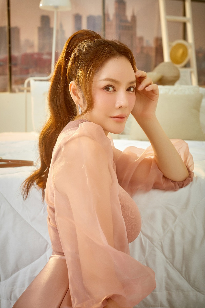 Đúng với tinh thần của thời trang là ngôn ngữ của tự do sáng tạo, tôn thờ chủ nghĩa cá nhân, nơi mà mỗi người sẽ cất lên tiếng nói của mình, khẳng định chất riêng qua những bộ đồ ấn tượng, Lý Nhã Kỳ đã biến studio thành sàn diễn thời trang.