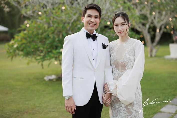 Nong Poy cùng vị hôn phu tay trong tay, trao nhau cử chỉ tình tứ tại hôn lễ. Chuyện tình cảm của Nong Poy và chồng doanh nhân khiến nhiều người ngưỡng mộ.