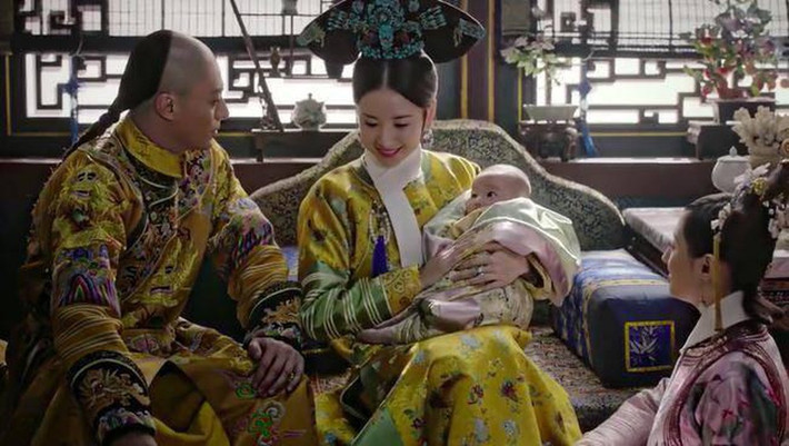 Nhiều hoàng tộc trên thế giới thời xưa như La Mã, Hy Lạp, Trung Quốc... chú trọng việc chăm sóc các hoàng tử, công chúa. Vú em làm việc cho hoàng gia là một trong những người đảm nhận công việc này.