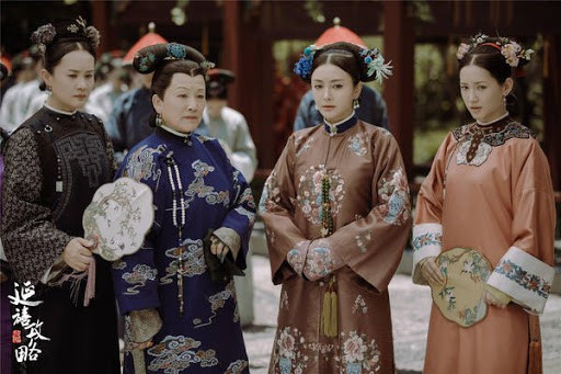 Đó là các hoàng đế sử dụng vú em để làm giãn cách quan hệ giữa mẹ và con cái. Thông qua vú em, hoàng đế không muốn con cái chịu ảnh hưởng trực tiếp từ mẹ đẻ và gia tộc bên ngoại.