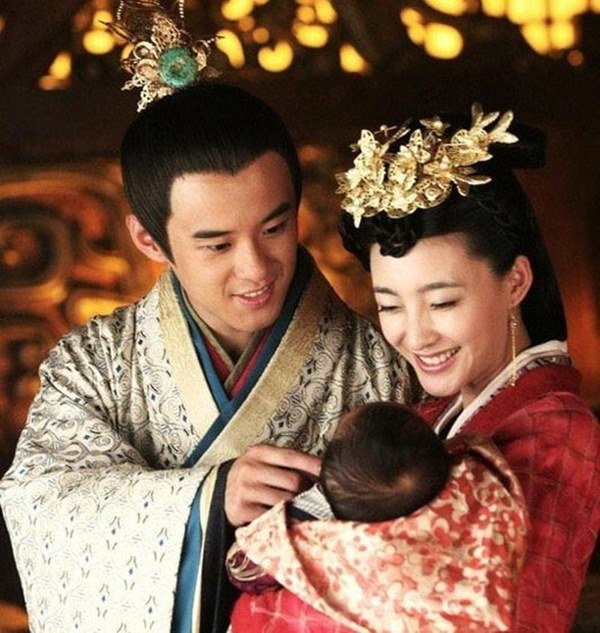 Vú em sẽ cho tìm những phụ nữ mới sinh khác trong dân gian có nguồn sữa dồi dào rồi đưa vào cung để cho con cái nhà vua không bao giờ thiếu sữa. Các vú em không chỉ phụ trách từng bữa ăn mà còn cả chuyện ăn mặc và giấc ngủ của các hoàng tử, công chúa.