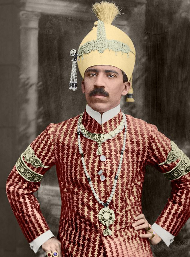 Xung quanh Nizam Đệ Thất tràn ngập các món đồ quý giá. Ông hoàng này sở hữu nhiều đến nỗi lấy 1 viên kim cương 185 cara nhét vào tất làm cục chặn giấy.