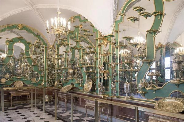 Theo thông tin từ cảnh sát, chuông báo động của bảo tàng Gruenes Gewoelbe vang lên lúc 4h59 sáng ngày 25/11.