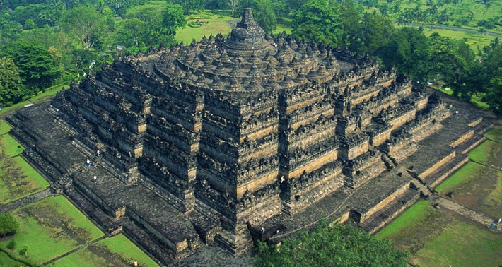 Là ngôi đền nổi tiếng thế giới, Borobudur nằm ở thung lũng Kedu, miền Trung đảo Java, Indonesia. Nơi đây là một trong những di tích Phật giáo lớn nhất thế giới còn tồn tại đến ngày nay.