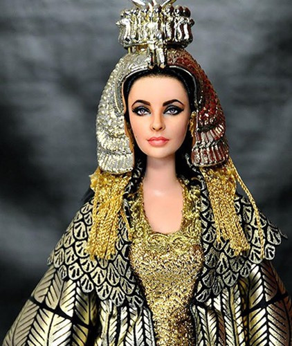 Để Julius Caesar và Mark Antony làm tất cả vì tình yêu cuồng si dành cho mình, Nữ hoàng Cleopatra khiến họ thương nhớ bởi mùi hương đặc biệt.