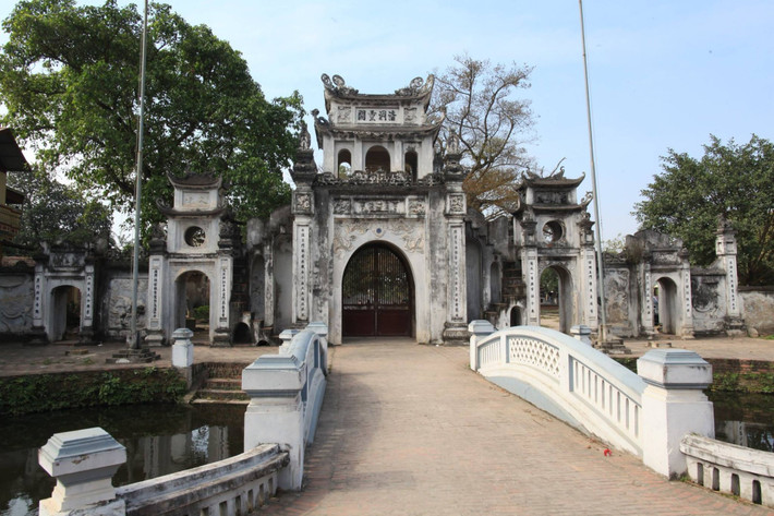 Chùa Bối Khê còn gọi tắt là chùa Bối, tên chữ Đại Bi Tự (nghĩa là ngôi chùa có bia rất lớn), nằm trên đất làng Bối Khê, xã Tam Hưng, huyện Thanh Oai, Hà Nội nên người dân địa phương quen gọi là chùa Bối Khê.