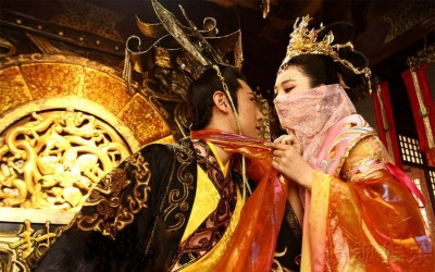 Trước khi lên ngôi báu, Lưu Úc bị người cháu trai là Lưu Tử Nghiệp giam cầm trong cung nên chịu đủ mọi sự giày vò.