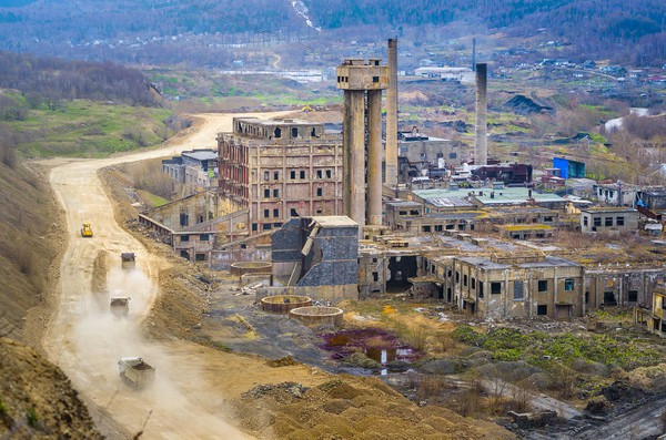 Nhà máy giấy và bột giấy cũ trên đảo Sakhalin trở nên hoang vu, lạnh lẽo khi không có hơi ấm của con người.