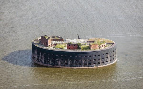 Pháo đài Alexander I, một trong những pháo đài nằm cạnh Kronstadt, Saint Petersburg, Nga nằm trơ trọi giữa thiên thiên.