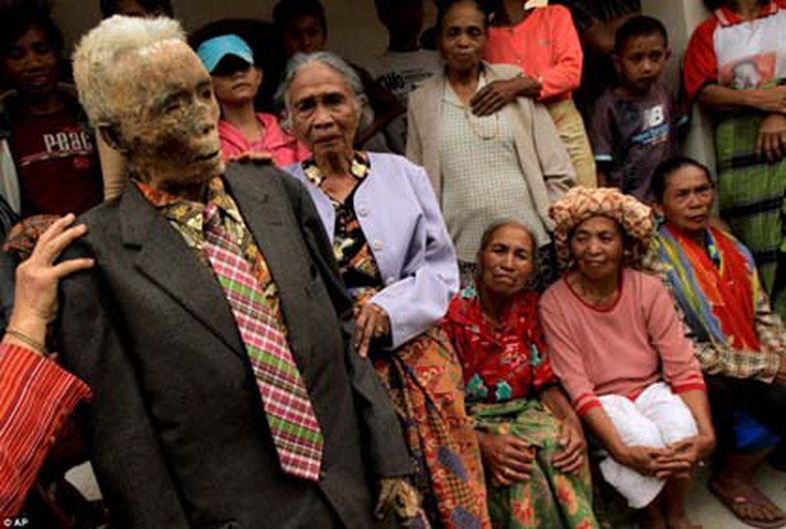 Sinh sống ở huyện miền núi Tana Toraja, tỉnh Nam Sulawesi (Indonesia), người Baruppu gây chú ý với một phong tục truyền thống độc đáo đưa người chết ra khỏi mộ có tên Ma'nene.