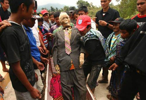 Trong thời gian diễn ra tập tục Ma'nene, người Baruppu cũng làm cỗ để con cháu và hàng xóm tưởng nhớ người chết.