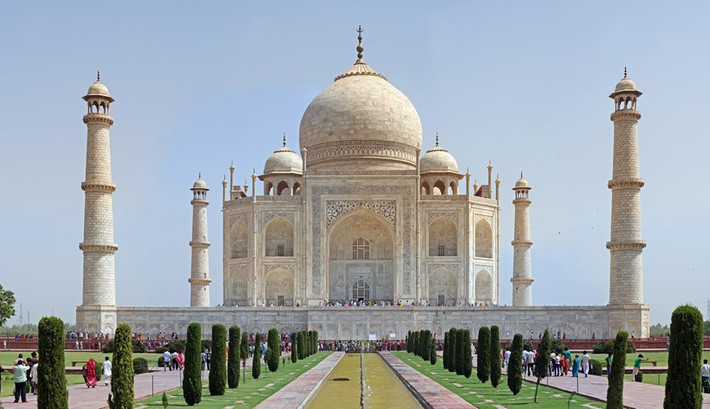 Theo một số giai thoại, truyền thuyết, sau khi hoàn thành lăng Taj Mahal dành tặng cho vợ yêu, hoàng đế Shah Jahan cũng xây dựng cho bản thân một lăng mộ hoành tráng tương tự.