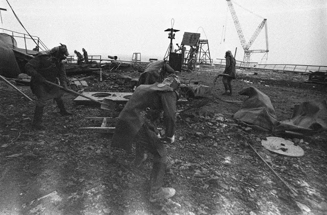 Vào ngày hôm ấy, lò phản ứng số 4 ở nhà máy Chernobyl xảy ra vụ nổ và hỏa hoạn. Hậu quả là một lượng lớn chất phóng xạ bị rò rỉ và phát tán ra nhiều vùng ở phía tây nước Nga và châu Âu.
