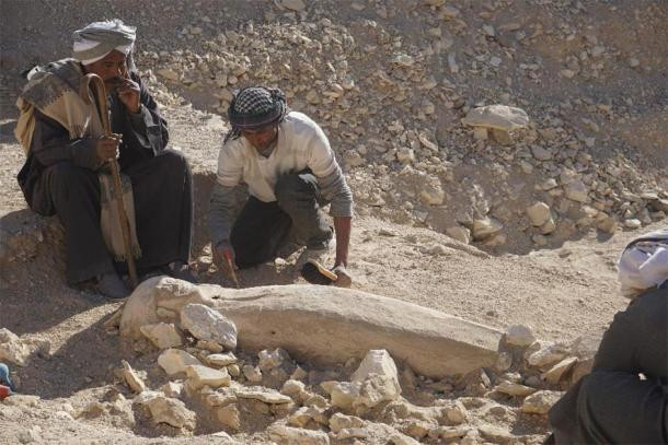 Vào thời cổ đại, khu vực này là thành phố Thebes của người Ai Cập. Nơi đây là trung tâm tôn giáo và thương mại quan trọng của nền văn minh Ai Cập.