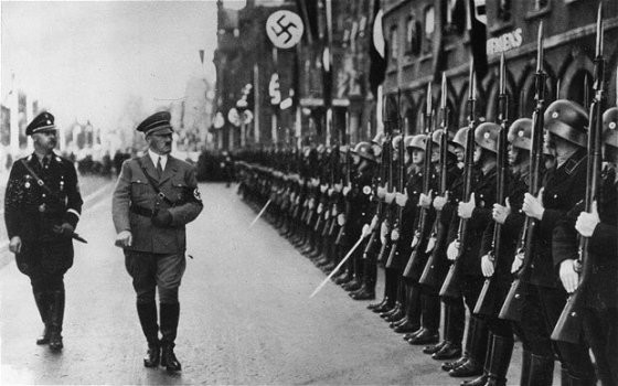 Vào năm 1940, chỉ huy lực lượng SS Heinrich Himmler viết thư gửi cho trùm phát xít Hitler để cảnh báo về nguy cơ sức khỏe của binh sĩ Đức quốc xã trong bối cảnh nhiều người quan hệ với gái mại dâm ở Pháp khiến họ mắc bệnh giang mai.