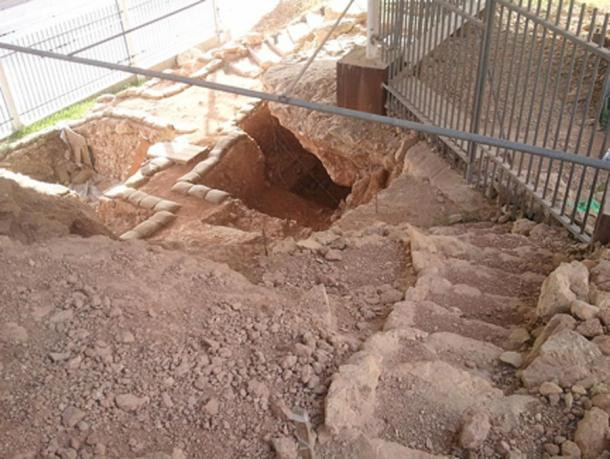 Tại hang động Qesem gần thành phố Rosh Ha’ayin, Israel, các chuyên gia đã có những phát hiện khảo cổ đáng chú ý. Cụ thể, giới chuyên gia tìm thấy lò nướng 300.000 năm tuổi tại hang động "ma thuật" vào năm 2014.