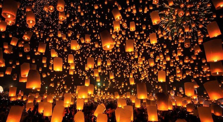 Khổng Minh đăng (đèn Khổng Minh) là sáng chế của Gia Cát Lượng nhằm truyền tín hiệu quân sự. Phát minh này ra đời khi lực lượng của Gia Cát Lượng bị quân Ngụy của Tư Mã Ý vây hãm ở Bình Dương. Nhờ tín hiệu trên bọc giấy của đèn lồng mà lực lượng cứu viện đã nhanh chóng đến chi viện cho Gia Cát Lượng.