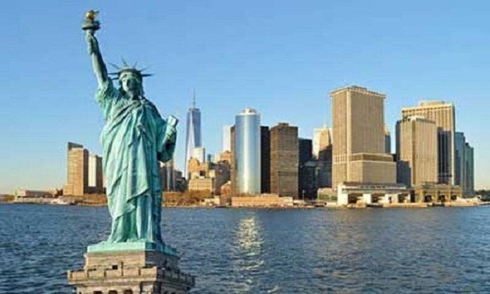 Bức tượng Nữ thần Tự do là món quà mà nhân dân Pháp tặng cho nước Mỹ. Nó do Frédéric Auguste Bartholdi và Gustave Eiffel thiết kế.