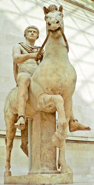 Cụ thể, hoàng đế Caligula sai người làm cho Incitatus một chiếc chuồng làm từ đá cẩm thạch.