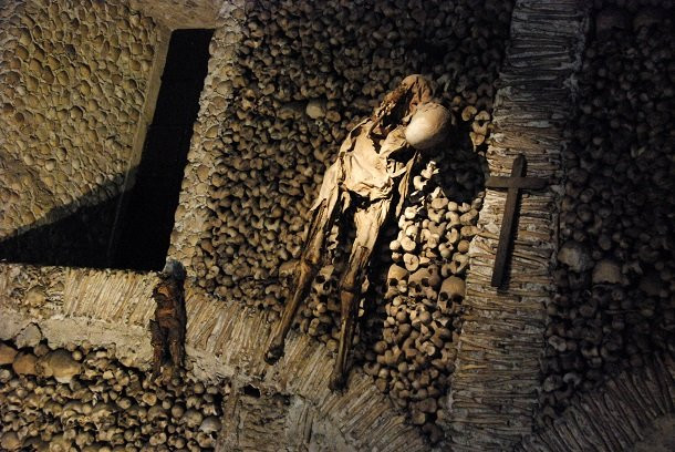 Nhà thờ Xương Capela dos Ossos ở Bồ Đào Nha được nhiều người biết đến là địa điểm du lịch vô cùng độc đáo. Bên trong nhà thờ được bao phủ toàn bộ bằng xương người chết.