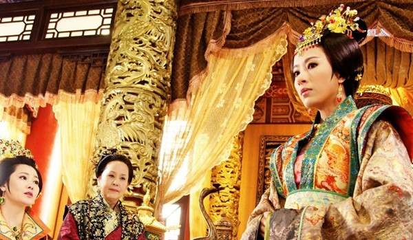 Biết được chuyện này, ''máu ghen Hoạn Thư'' trong người Lý hoàng hậu nổi lên. Theo đó, bà hoàng này sai người chặt tay cung nữ bê nước trên.