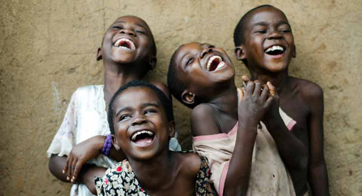 Dịch bệnh cười bùng phát tại một trường nữ sinh ở Tanganyika, Tanzania vào ngày 30/1/1962. Vào ngày hôm ấy, 3 nữ sinh đột ngột cười lớn.