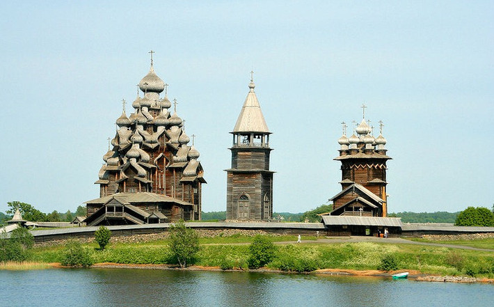 Nhà thờ Kizhi Pogost nằm trên đảo Kizhi, một hòn đảo ở trong lòng hồ Onega thuộc Medvezhyegorsky, Cộng hòa Karelia, Nga được dư luận thế giới biết đến là nhà thờ gỗ cao nhất thế giới.