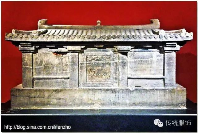 Các công nhân tình cờ phát hiện một ngôi mộ cổ trong quá trình thi công một công trình ở Tây An, Trung Quốc. Sau khi nhận được tin báo, giới khảo cổ nhanh chóng đến hiện trường và thực hiện cuộc khai quật.