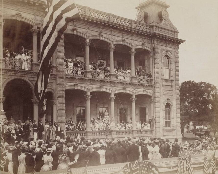 Phải đến năm 1896, chính phủ Hawaii chính thức trả tự do và khôi phục quyền công dân cho bà Liliuokalani. Bà cũng được chính phủ Cộng hòa Hawaii trả cho khoản lương hưu trị giá 4.000 USD/năm. Bà buộc phải chứng kiến Hawaii trở thành một bang của Mỹ vào tháng 7/1898.