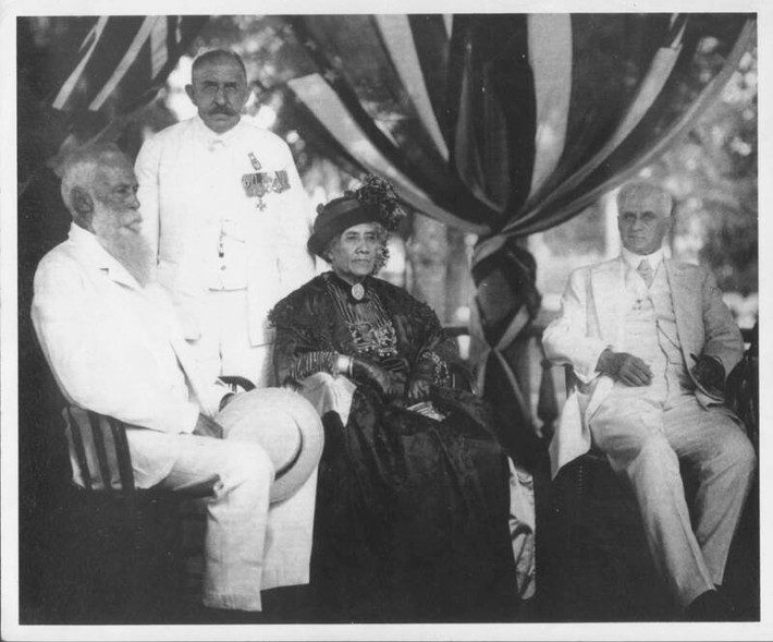 Vào ngày 24/1/1895, cựu Nữ hoàng Hawaii bị buộc phải ký một chiếu thư tuyên bố thoái vị để những người ủng hộ bà được ân xá. Trong khi đó, bà cũng bị kết án 5 năm tù trước khi được giảm án bằng hình phạt giam lỏng tại Cung điện Hoàng gia Iolani. Tại đây, bà sống cô độc và không được phép gặp bất cứ ai.