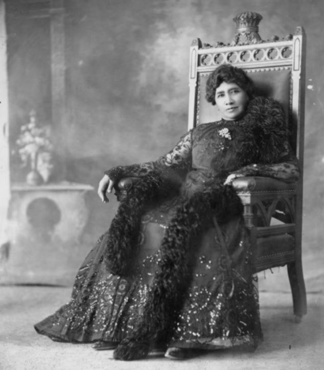 Năm 1874, anh trai của Liliuokalani là Kalakaua được tấn phong hoàng đế do đức vua tiền nhiệm Lunalilo băng hà mà không có con trai nối dõi. Tiếp đến, Vua Kalakaua phong cho em trai là Leleiohoku làm Thái tử. Thế nhưng, 3 năm sau, Thái tử Leleiohoku qua đời mà không có người thừa kế.