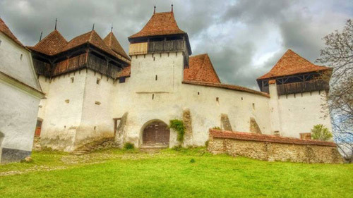 Nhà thờ Viscri Fortified nổi bật với kiến trúc mái ngói đỏ bắt mắt. Nằm ở ngôi làng Viscri, Romania, nhà thờ này là điểm đến hấp dẫn du khách.