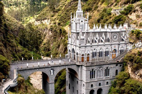 Nhà thờ Las Lajas cao 100 m được xây dựng trong hẻm núi cạnh sông Guaitara ở Colombia. Giữa thiên nhiên hùng vĩ, nhà thờ ấn tượng này trở thành kiến trúc nổi bật nhất.