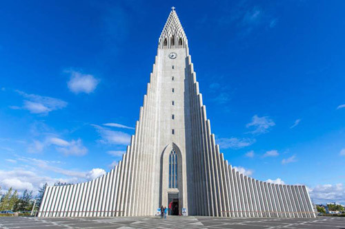 Nhà thờ Hallgrimskirkja cao 73 m là một trong 6 công trình kiến trúc cao nhất tại Iceland. Được xây dựng vào năm 1945, nhà thờ không chỉ là nơi các tín đồ tôn giáo lui tới mà còn được duùng làm tháp quan sát.