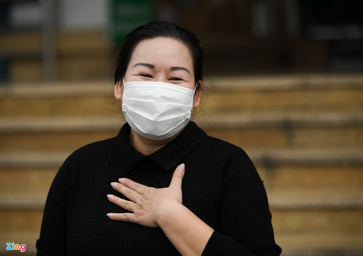 Trong quá trình điều trị, có lúc, bệnh nhân 86 khó thở, hô hấp không tốt. Các bác sĩ theo sát, đưa ra hướng điều trị và động viên chị rất nhiều. Là người trong ngành y, chị hiểu được sự vất vả của các y, bác sĩ ở đây khi họ phải mặc đồ bảo hộ trong suốt ca làm việc, mồ hôi chảy mờ cả kính.